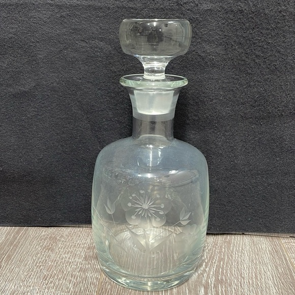 Vintage Glass Wine Liqueur Decanter with Stopper Etched Flowers - Picture 1 of 16